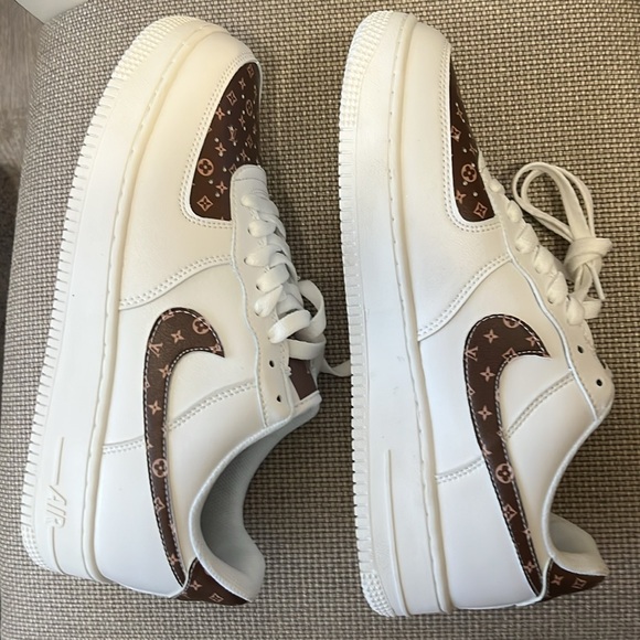 Universal sneakers men’s size 9 ladies size 11
Never worn , well made - Picture 2 of 10